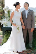 Elegantes ärmelloses Hochzeitskleid aus Satin in A-Linie mit Schleppe