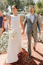 Elegantes ärmelloses Hochzeitskleid aus Satin in A-Linie mit Schleppe