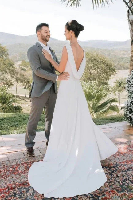 Elegantes ärmelloses Hochzeitskleid aus Satin in A-Linie mit Schleppe
