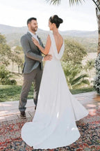 Elegantes ärmelloses Hochzeitskleid aus Satin in A-Linie mit Schleppe