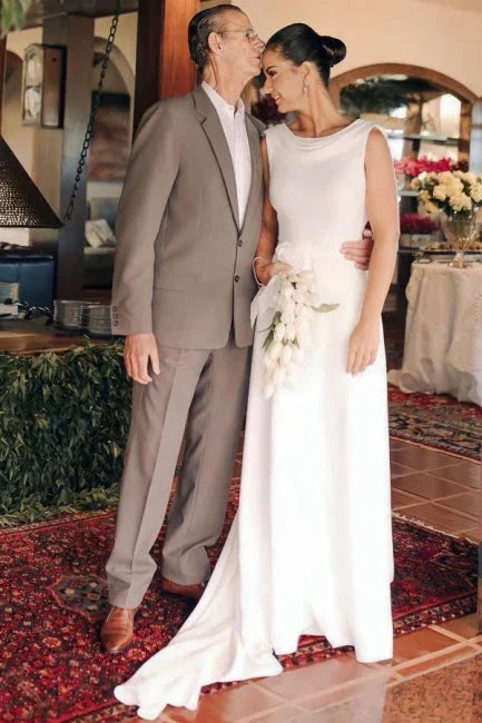Elegantes ärmelloses Hochzeitskleid aus Satin in A-Linie mit Schleppe