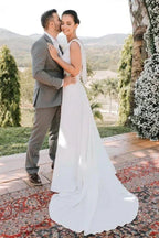 Elegantes ärmelloses Hochzeitskleid aus Satin in A-Linie mit Schleppe