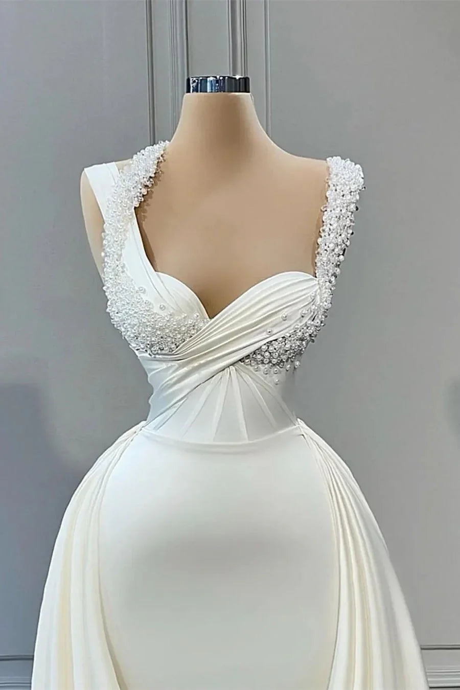 Elegante, ärmellose Brautkleider in A-Linie mit Herzausschnitt und Perlenstickerei