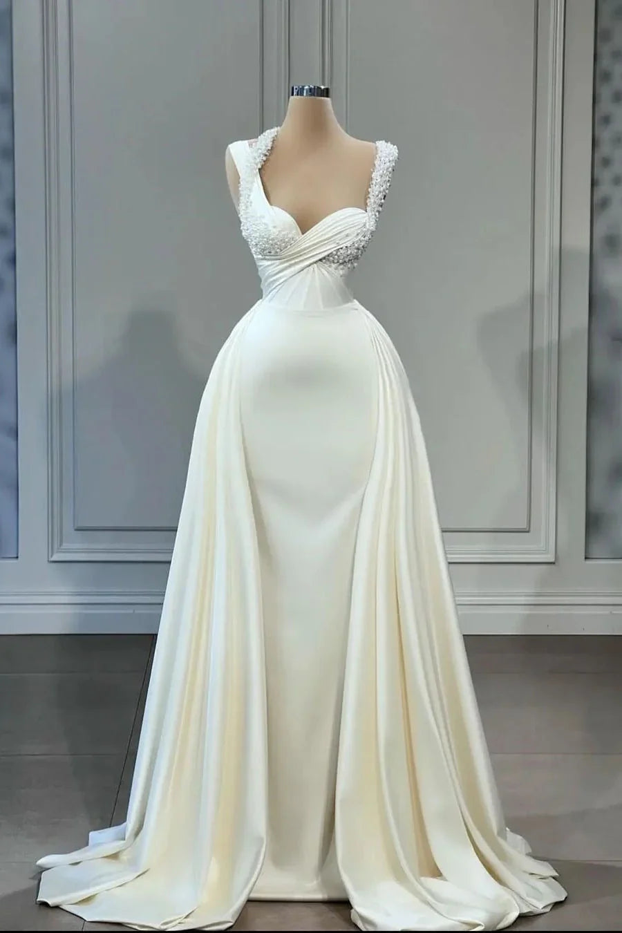 Elegante, ärmellose Brautkleider in A-Linie mit Herzausschnitt und Perlenstickerei