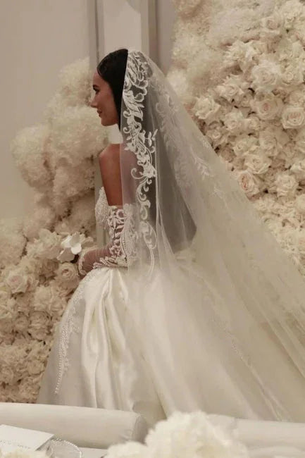 Elegant A-Line Tulle Scoop Sleeveless Wedding Dress With Appliques