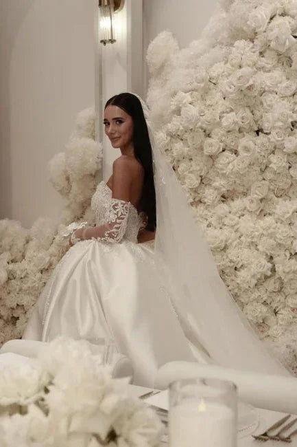 Elegant A-Line Tulle Scoop Sleeveless Wedding Dress With Appliques