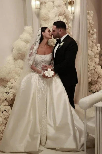 Elegant A-Line Tulle Scoop Sleeveless Wedding Dress With Appliques