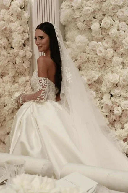 Elegant A-Line Tulle Scoop Sleeveless Wedding Dress With Appliques