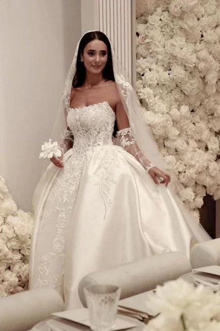 Elegant A-Line Tulle Scoop Sleeveless Wedding Dress With Appliques
