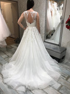 Elegante, rückenfreie, lange Brautkleider in A-Linie mit V-Ausschnitt aus weißer Spitze