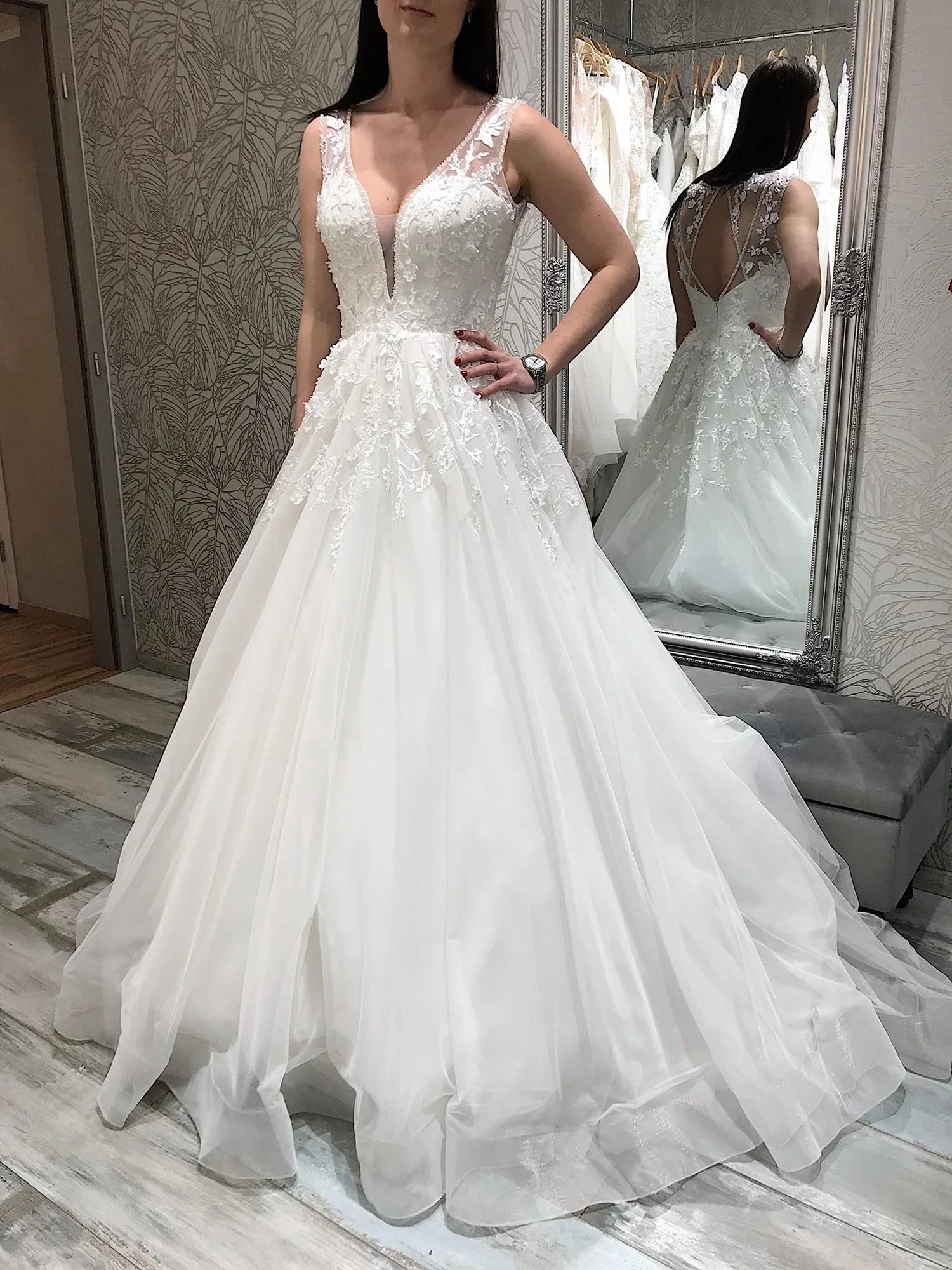 Elegante, rückenfreie, lange Brautkleider in A-Linie mit V-Ausschnitt aus weißer Spitze