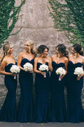 Elegantes vestidos largos de dama de honor con escote sirena en azul marino y escote corazón