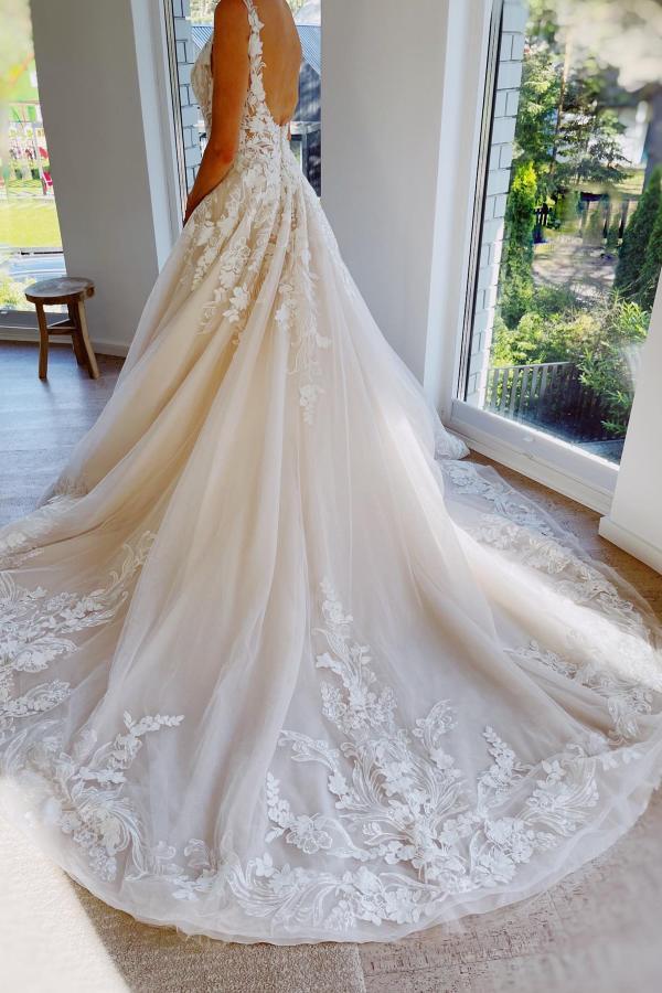 Elegantes, bodenlanges Hochzeitskleid aus Spitze im Prinzessinnen-Stil