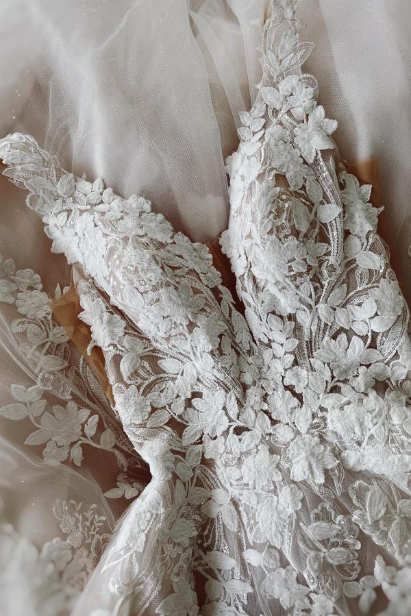 Elegantes, bodenlanges Hochzeitskleid aus Spitze im Prinzessinnen-Stil
