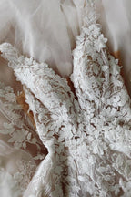 Elegantes, bodenlanges Hochzeitskleid aus Spitze im Prinzessinnen-Stil
