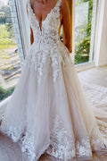 Elegantes, bodenlanges Hochzeitskleid aus Spitze im Prinzessinnen-Stil