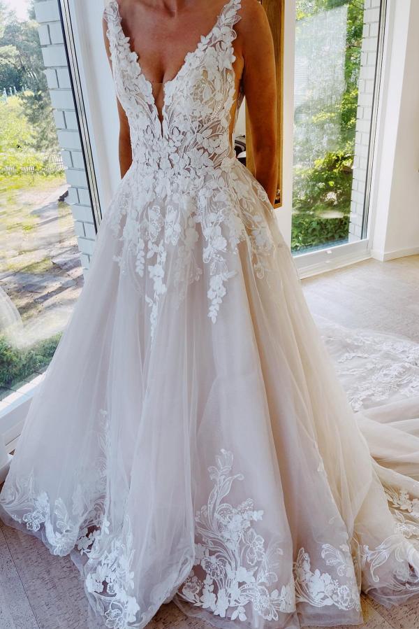 Elegantes, bodenlanges Hochzeitskleid aus Spitze im Prinzessinnen-Stil