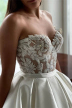 Elegante lange A-Linien-Hochzeitskleider aus Spitze und Satin mit Herzausschnitt