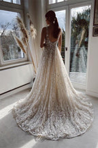 Elegante vestido de novia largo de tul con escote en V, espalda descubierta y encaje.