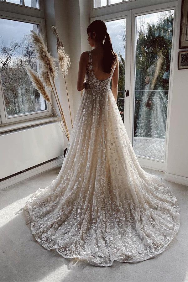 Elegante vestido de novia largo de tul con escote en V, espalda descubierta y encaje.