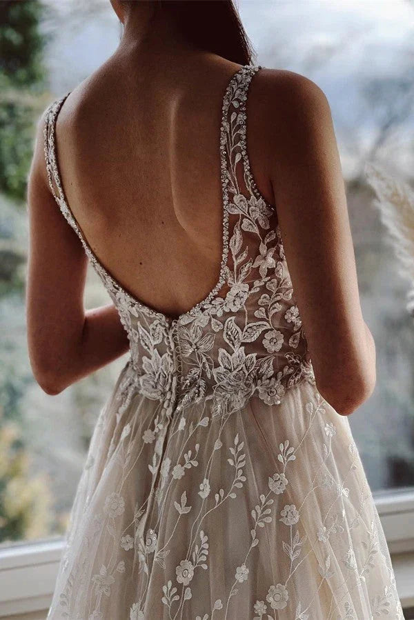 Elegante vestido de novia largo de tul con escote en V, espalda descubierta y encaje.