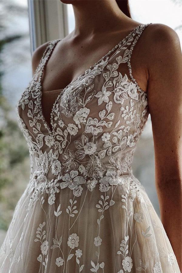 Elegante vestido de novia largo de tul con escote en V, espalda descubierta y encaje.