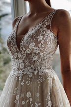 Elegante vestido de novia largo de tul con escote en V, espalda descubierta y encaje.