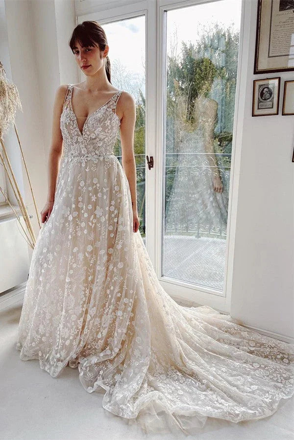Elegante vestido de novia largo de tul con escote en V, espalda descubierta y encaje.