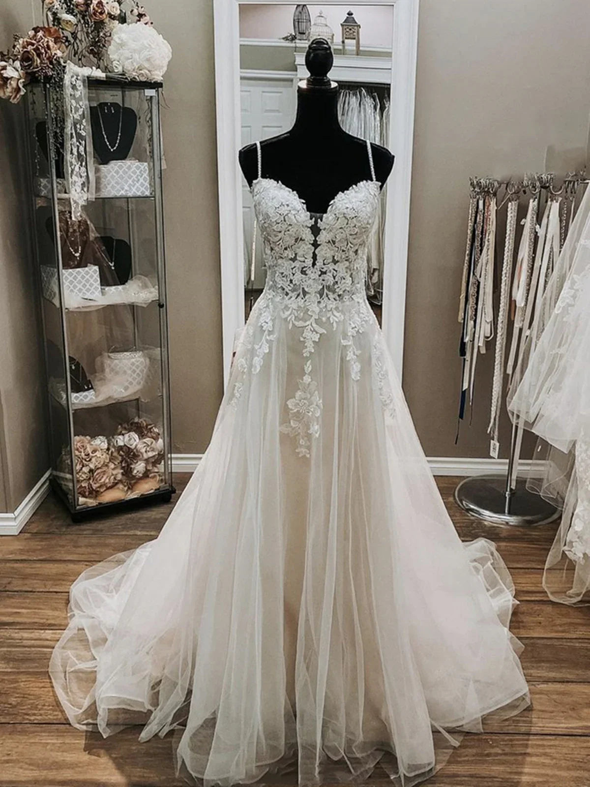 Elegante, lange A-Linien-Hochzeitskleider mit V-Ausschnitt, Spaghettiträgern und Spitze aus Tüll