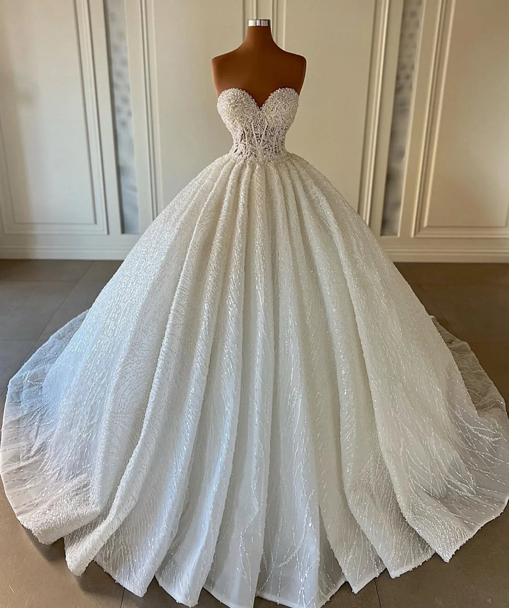 Elegante vestido de novia largo con escote corazón, sin mangas, con lentejuelas y encaje de tul