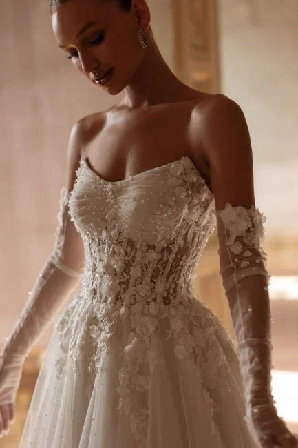 Elegante, lange, trägerlose A-Linien-Hochzeitskleider aus Spitze mit Herzausschnitt