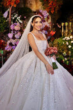 Elegantes langes weißes A-Linien-Brautkleid mit Applikationen und Spitzenträgern