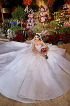Elegantes langes weißes A-Linien-Brautkleid mit Applikationen und Spitzenträgern