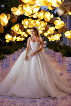 Elegantes langes weißes A-Linien-Brautkleid mit Applikationen und Spitzenträgern
