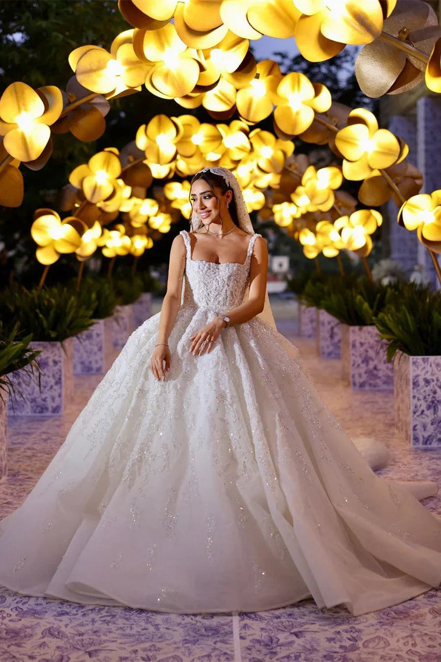 Elegantes langes weißes A-Linien-Brautkleid mit Applikationen und Spitzenträgern