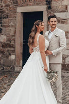Elegantes langes weißes A-Linien-Hochzeitskleid aus Chiffon, ärmellos und rückenfrei