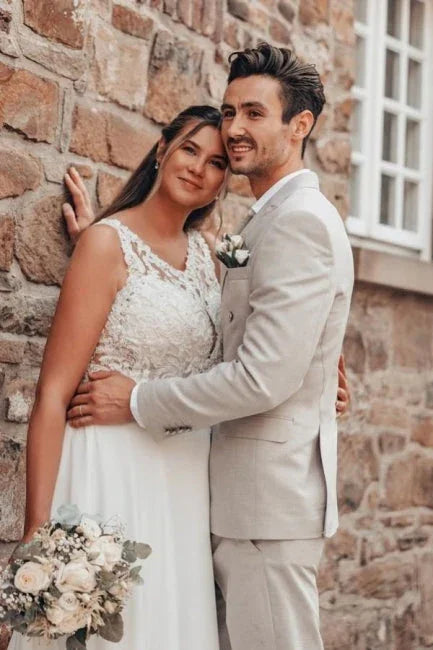 Elegantes langes weißes A-Linien-Hochzeitskleid aus Chiffon, ärmellos und rückenfrei