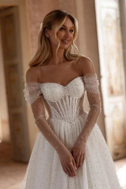 Elegantes, langes A-Linien-Brautkleid mit Carmen-Ausschnitt, Tüll, Strass und Perlen