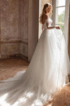 Elegantes, langes A-Linien-Brautkleid mit Carmen-Ausschnitt, Tüll, Strass und Perlen