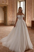 Elegantes, langes A-Linien-Brautkleid mit Carmen-Ausschnitt, Tüll, Strass und Perlen