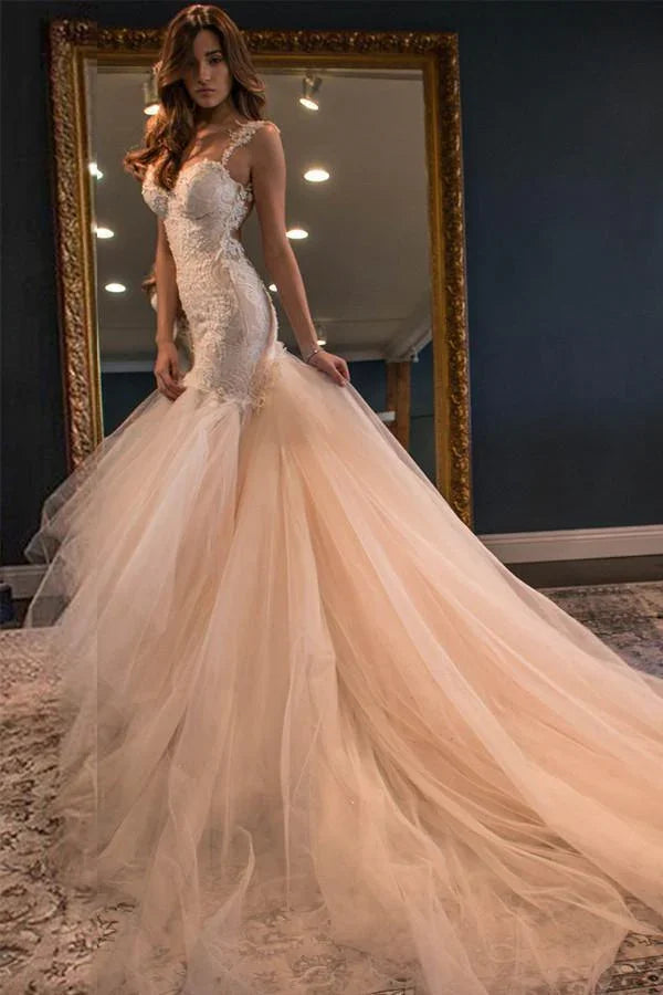 Elegantes vestidos de novia corte sirena con escote corazón y cola Watteau