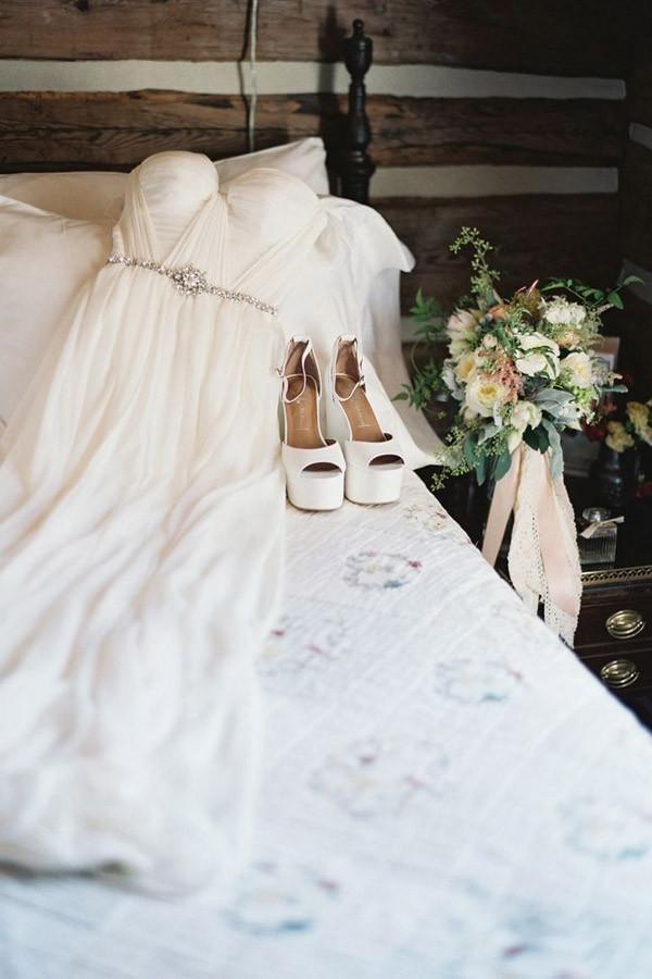 Elegantes schulterfreies, langes Chiffon-Hochzeitskleid mit Perlenbesatz und Schärpe