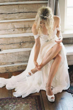 Elegantes schulterfreies, langes Chiffon-Hochzeitskleid mit Perlenbesatz und Schärpe