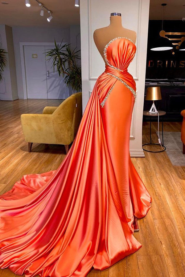 Elegantes orangefarbenes Meerjungfrauen-Abendkleid mit abnehmbarer Schleppe und Kristallen