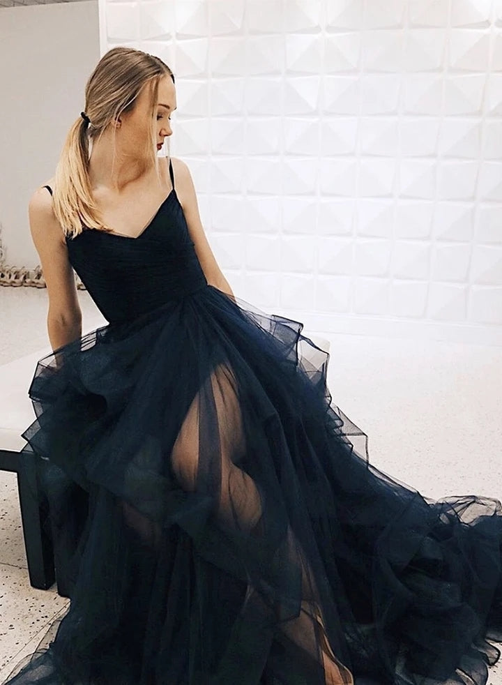 Elegante vestido de noche formal de tul largo con escote en V de princesa