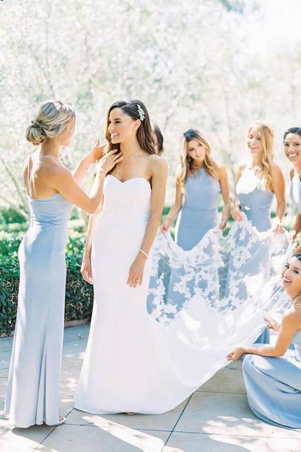 Elegante vestido de dama de honor largo de satén azul claro con escote halter