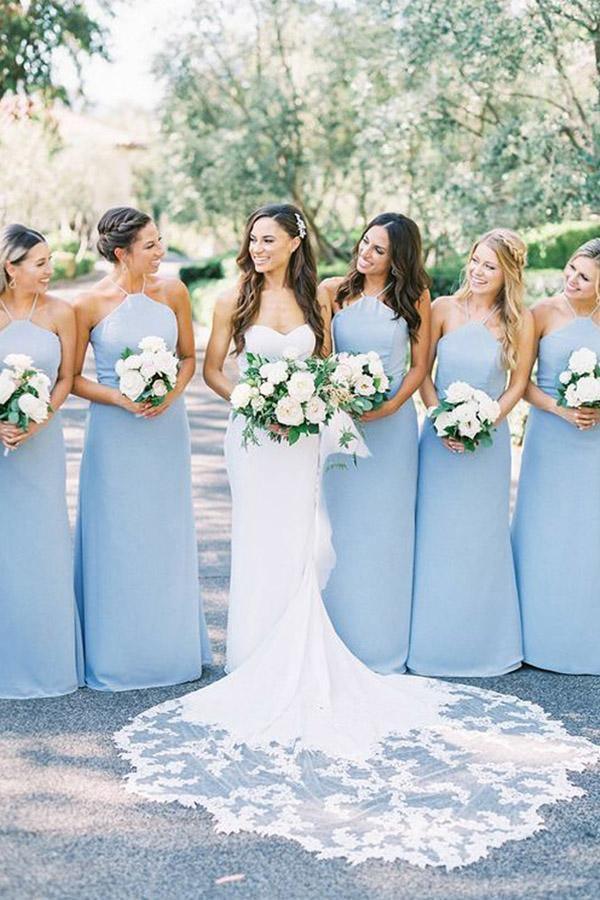Elegante vestido de dama de honor largo de satén azul claro con escote halter