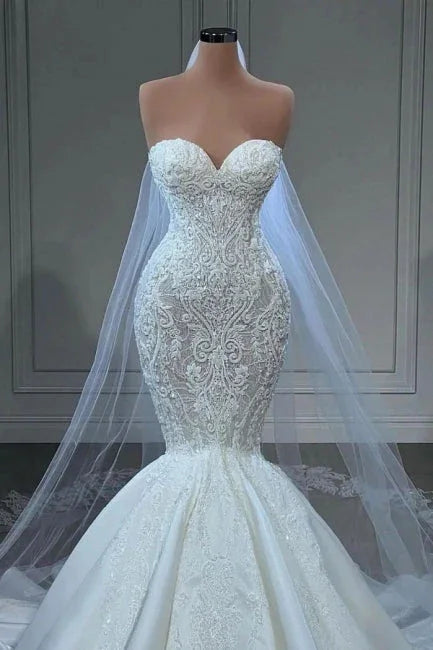 Elegante, trägerlose, ärmellose Meerjungfrauen-Brautkleider aus Satin mit Spitze, bodenlang. 