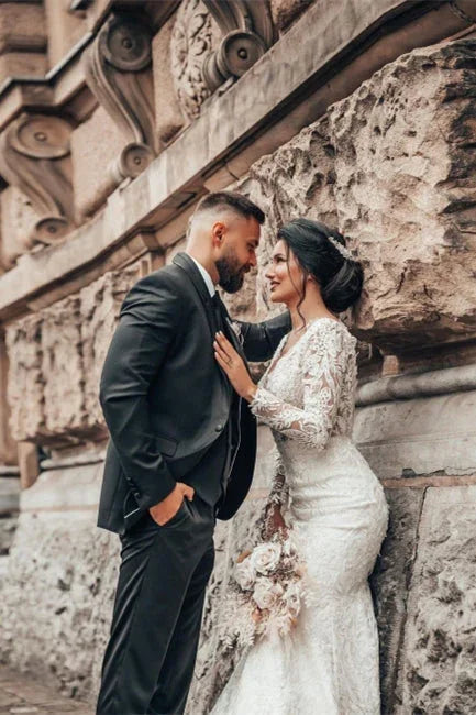 Elegantes weißes Meerjungfrauen-Brautkleid mit floraler Spitze, langen Ärmeln, V-Ausschnitt und schmaler Silhouette für die Frühlingshochzeit 