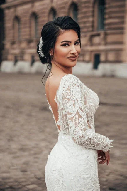 Elegantes weißes Meerjungfrauen-Brautkleid mit floraler Spitze, langen Ärmeln, V-Ausschnitt und schmaler Silhouette für die Frühlingshochzeit 